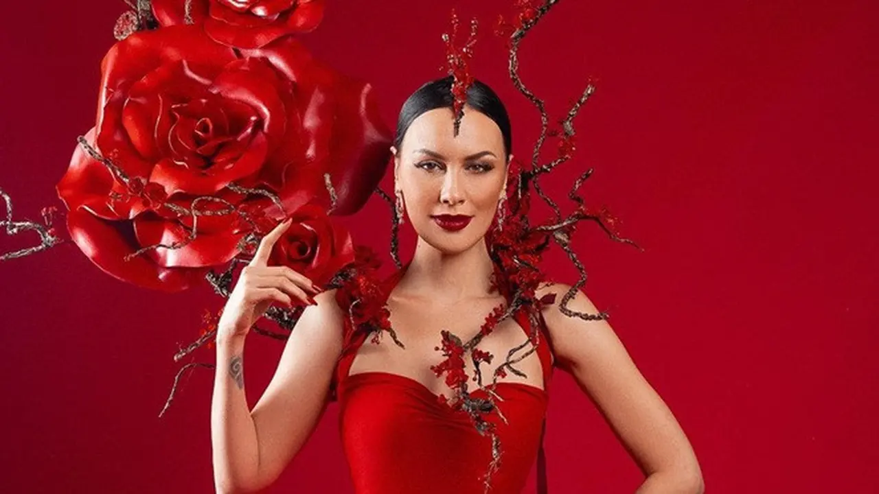 5 Gaya Pemotretan Sophia Latjuba Bertema 'Queen of Roses', Banjir Pujian