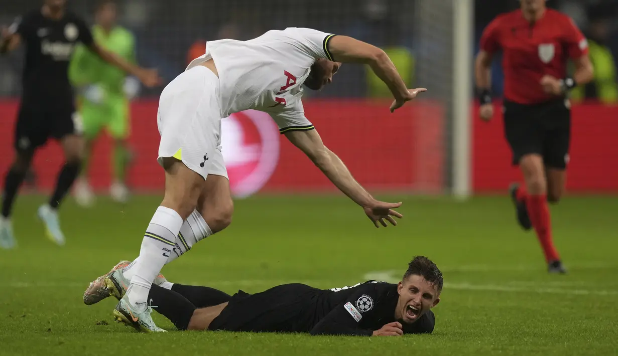 Gelandang Tottenham Hotspur Eric Dier berebut bola dengan gelandang Eintracht Frankfurt Jesper Lindstrom pada laga lanjutan fase Grup D Liga Champions 2022/2023 di Waldstadion, Rabu (5/10/2022) dini hari WIB. Tottenham dan Frankfurt sama-sama mengumpulkan empat poin di urutan kedua klasemen Grup D. (AP Photo/Michael Probst)