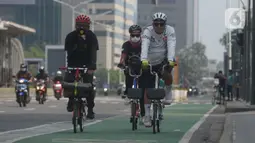 Warga bersepeda di kawasan Sudirman-Thamrin, Jakarta, Sabtu (16/10/2021). Polda Metro Jaya telah mengizinkan aktivitas olahraga bersepeda melintasi jalan umum mulai Sabtu (16/10), dengan tetap mengedepankan protokol kesehatan untuk mencegah penyebaran Covid-19. (merdeka.com/Imam Buhori)