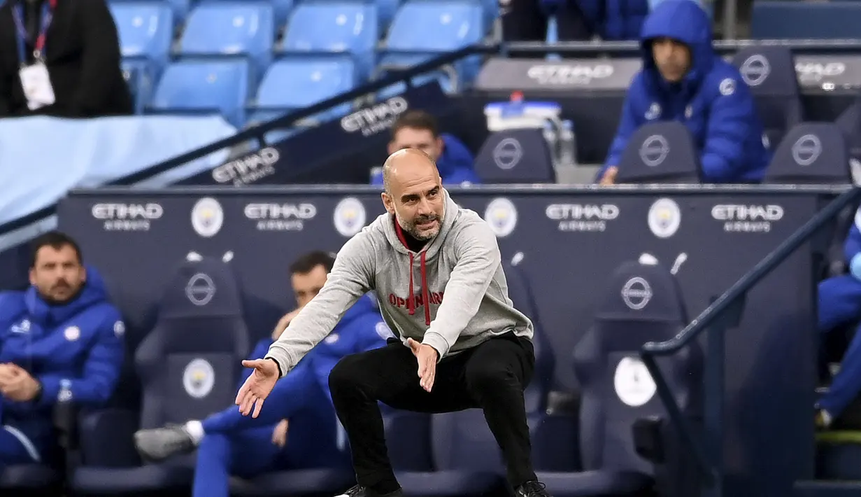 Pelatih Manchester City, Pep Guardiola menginstrukan pemainnya saat bertanding melawan Chelsea pada pertandingan lanjutan Liga Inggris di Stadion Etihad di Manchester, Sabtu (8/5/2021). Chelsea menang atas Man City 2-1. (Laurence Griffiths/Pool via AP)