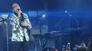 Di 'standing mic' Sammy Simorangkir terpasang tablet untuk membantu menyanyikan lirik-lirik lagu Kerispatih. Liputan6.com/Andrian M. Tunay)