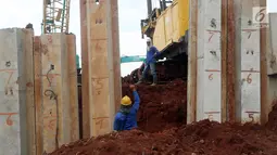 Pekerja menyelesaikan pembangunan proyek Tol Depok - Antasari (Desari) di TB Simatupang, Jakarta, Rabu (11/8). Proyek Tol Desari ini ditargetkan beroperasi pada akhir 2017. (Liputan6.com/JohanTallo)