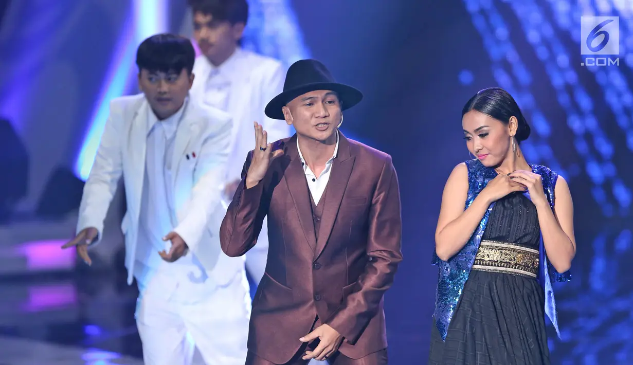 Penyanyi Anji memeriahkan panggung SCTV Awards 2017 di Studio 6 Emtek City, Jakarta, Rabu (29/11). SCTV Awards adalah ajang penghargaan yang diberikan untuk beberapa kategori, mulai dari pemain sinetron, sampai penyanyi. (Liputan6.com/Herman Zakharia)