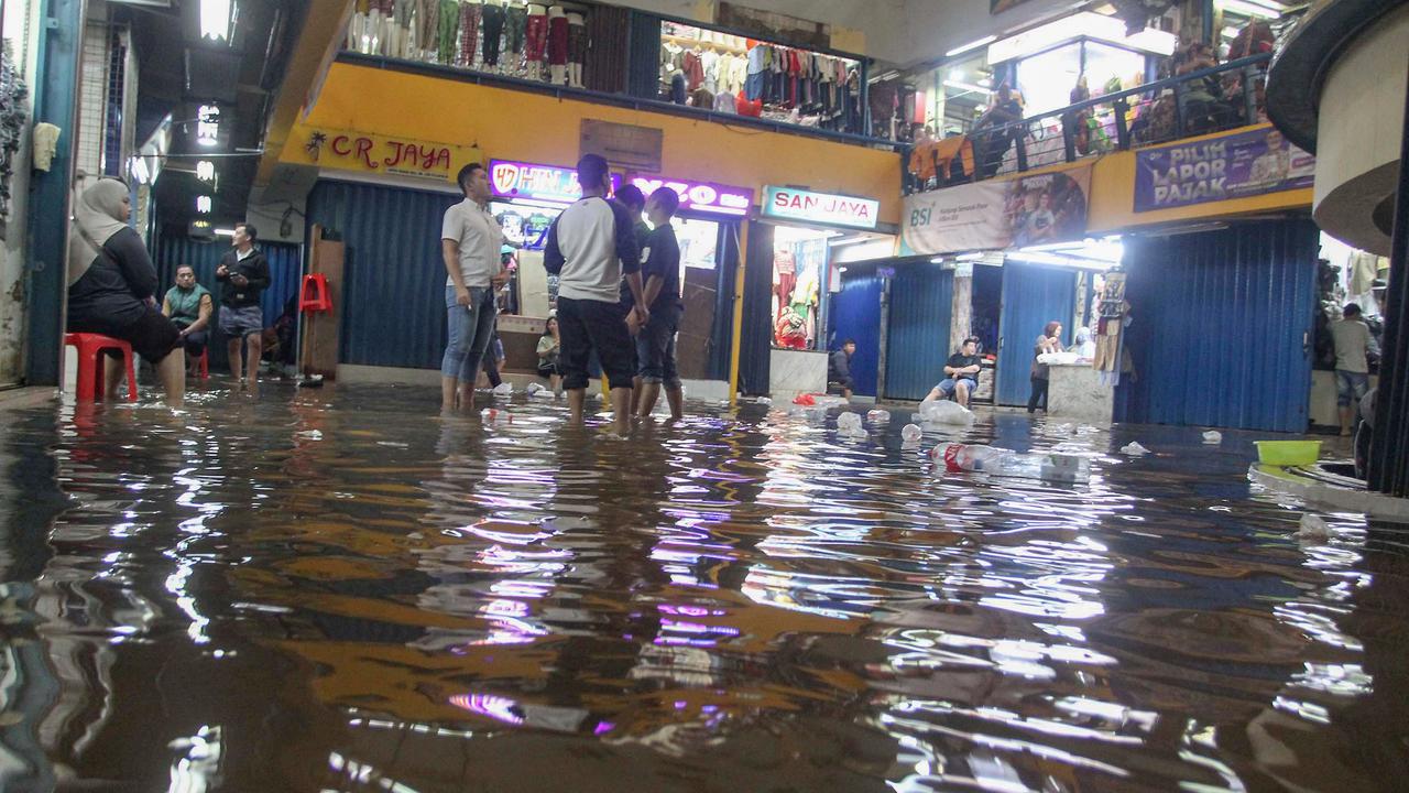 FOTO: Banjir Akibat Hujan Deras Ganggu Aktivitas Perdagangan di Pasar Cipulir