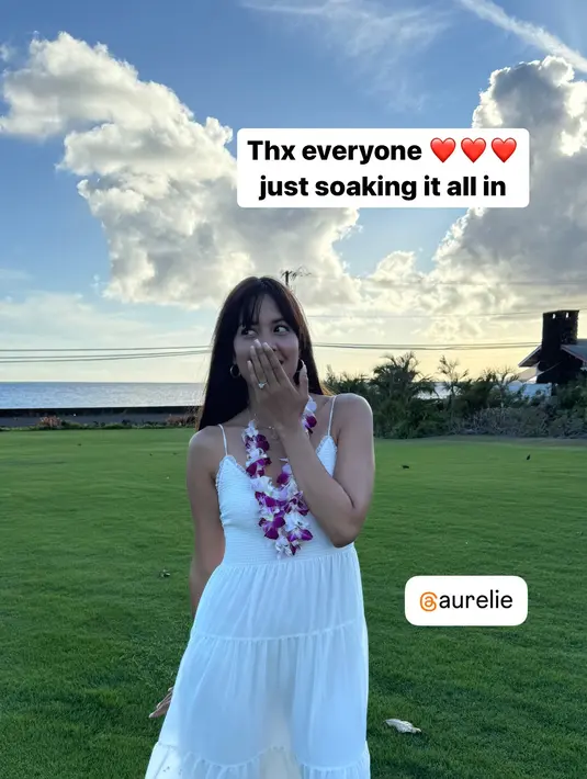 Mengenakan kalung bunga, Aurelie Moeremans pamer cincin berlian dengan rambut berponi yang digerai [@aurelie]