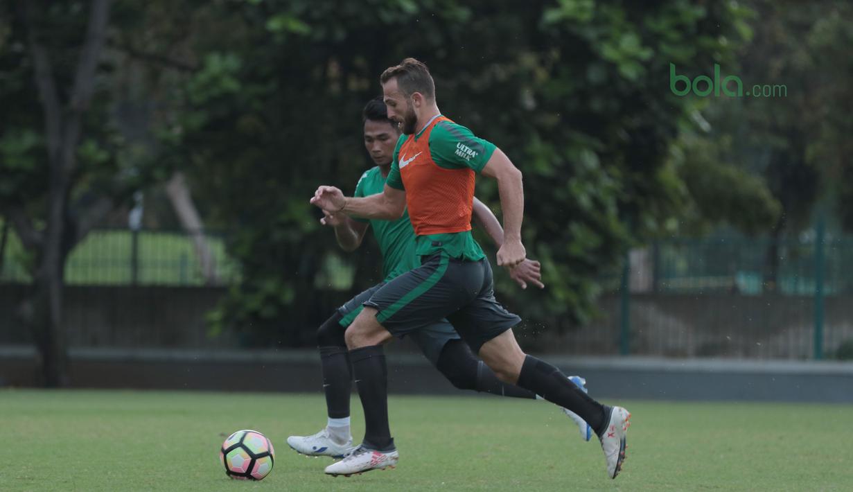 Aksi penyerang Timnas Indonesia U-23, Ilija Spasojevic menggiring bola saat berlatih di Lapangan ABC, Senayan,  (24/4/2018). Timnas akan mengikuti turnamen PSSI Anniversary 27 April-3 Mei 2018. (Bola.com/Nicklas Hanoatubun)
