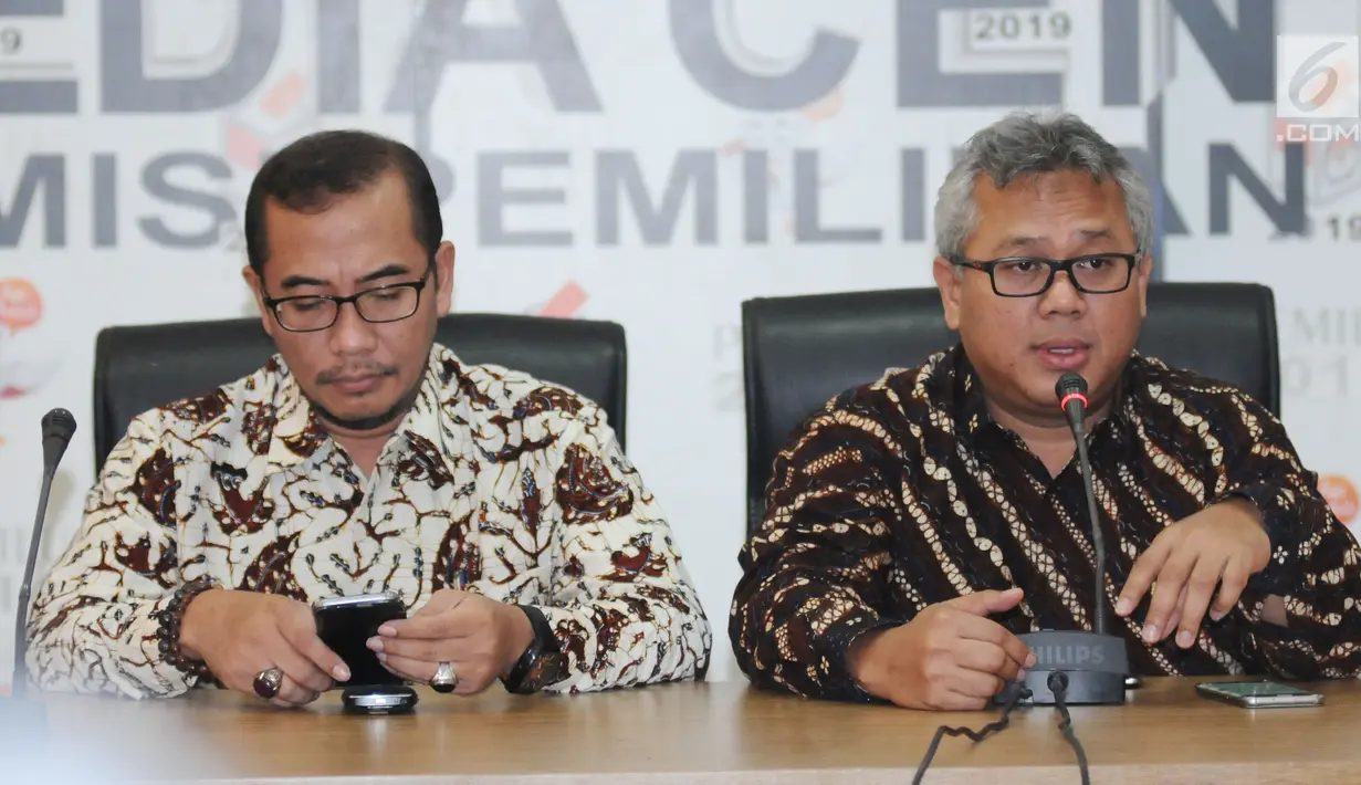 Ketua KPU, Arief Budiman (kanan) bersama Komisioner KPU, Hasyim Asyari memberi keterangan terkait putusan Bawaslu di Gedung KPU Jakarta, Selasa (6/3). KPU akan melaksanakan putusan Bawaslu terkait PBB. (Liputan6.com/Helmi Fithriansyah)
