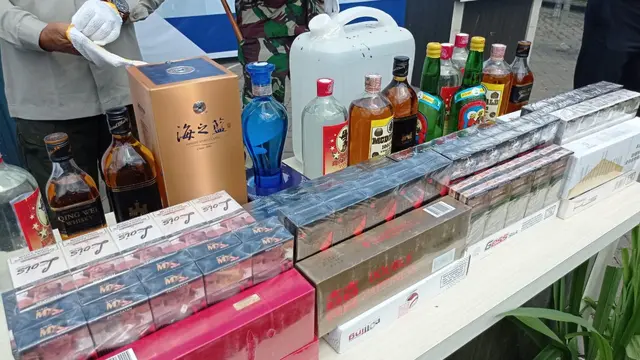 Rokok dan miras ilegal yang gagal beredar di Sultra usai ditangkap Bea Cukai Kendari.(Liputan6.com/Ahmad Akbar Fua)
