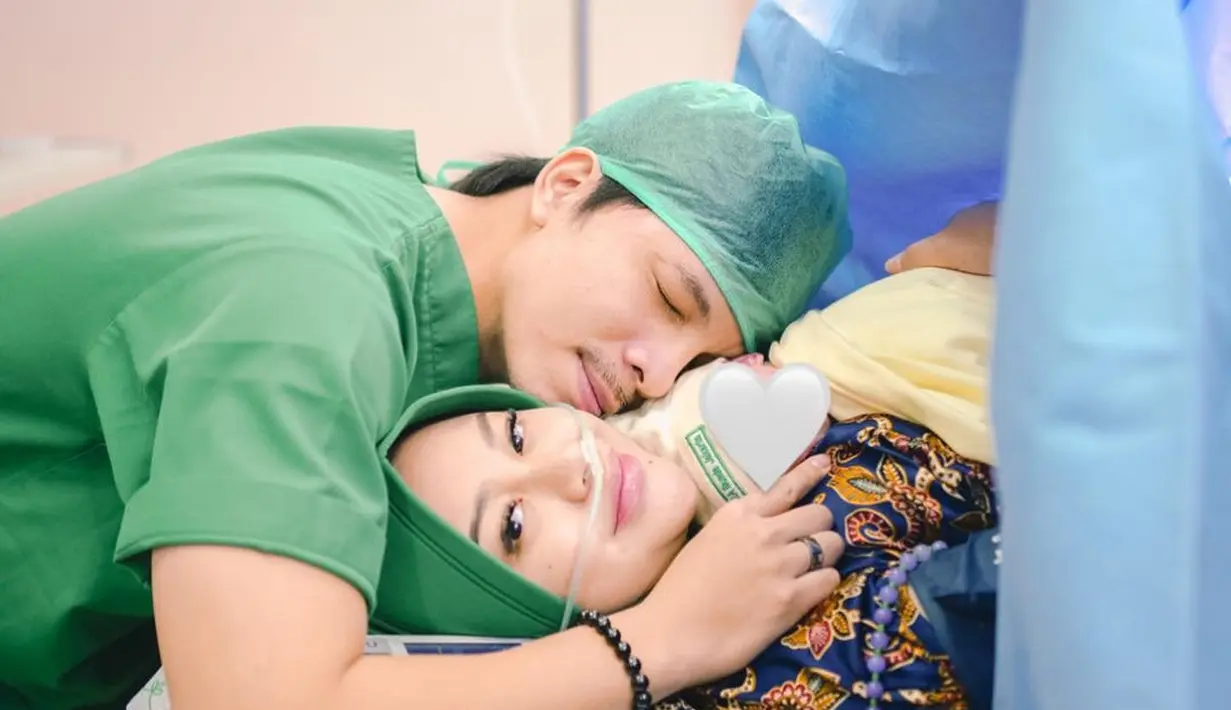 Momen Aurel Hermansyah melahirkan didampingi Atta Halilintar. [Foto: Instagram/attahalilintar]