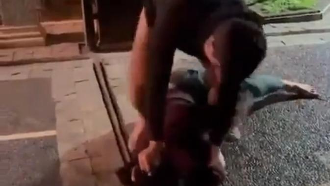 <p>Tangkapan layar video viral anak perwira menengah Polri AKBP Achiruddin Hasibuan menganiaya seorang mahasiswa hingga babak belur. (Foto: akun Twitter @mazzini_gsp)</p>