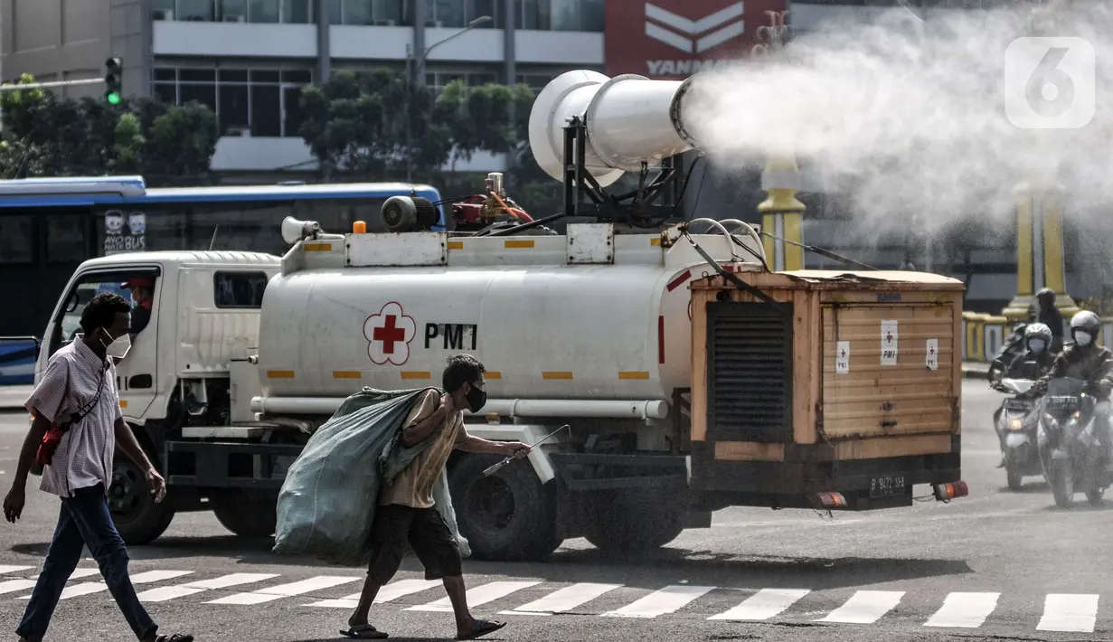 Petugas Palang Merah Indonesia (PMI) menggunakan kendaraan Gunners Spraying saat penyemprotan disinfektan di Jakarta, Selasa (6/7/2021). PMI melakukan penyemprotan disinfektan di seluruh wilayah Ibu Kota sebagai upaya memutus penyebaran COVID-19. (merdeka.com/Iqbal S. Nugroho)