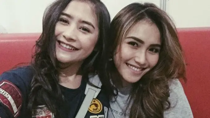 [Bintang] Prilly Latuconsina dan Ayu Ting Ting