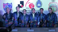 Wakil Ketua Umum PSSI, Djoko Driyono (tengah) berfoto bersama Duta Besar Jepang untuk Indonesia dan Perwakilan J-League serta perwakilan Bhayangkara FC di Kantor PSSI, Jakarta, (16/1/20180. Pertemuan ini membahas J-League Asia Challenge 2018. (Bola.com/Ni