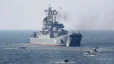 Sebuah kapal serbu amfibi dan pengangkut personel lapis baja dikerahkan dalam latihan militer Armada Baltik Angkatan Laut Rusia di Kaliningrad, Rusia, Kamis (4/4). Latihan digelar untuk memantapkan kemampuan serangan amfibi di Laut Baltik. (REUTERS/Vitaly Nevar)