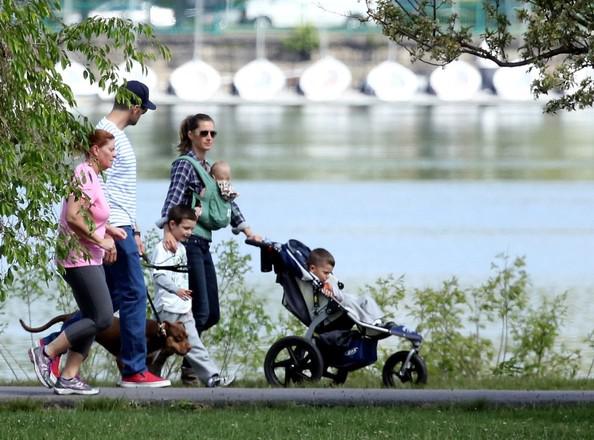 Menghabiskan waktu dengan keluarga | (c) zimbioo.com