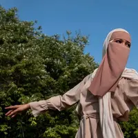 Ilustrasi Model Gamis Set Khimar Instan (credit: freepik.com)