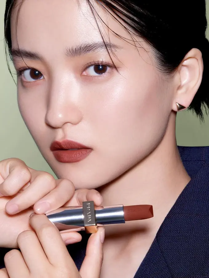 Potret Cantik Unik Kim Tae Ri yang Jadi Brand Ambassador Korea Pertama untuk Prada Beauty