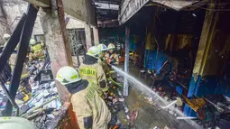 Petugas pemadam kebakaran melakukan pendinginan ruang gudang yang terbakar di SDN Srengseng sawah 04, Jakarta Selatan, kamis, 06 Agustus 2026. (KLY/ Arie Basuki)