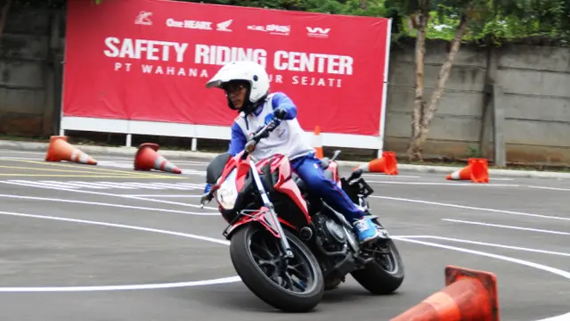Instruktur Safety Riding PT Astra Honda Motor (AHM).