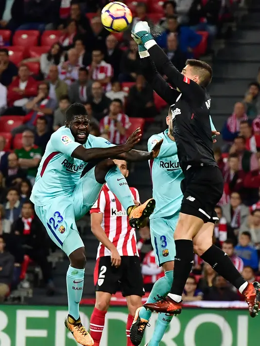 Kiper Athletic Bilbao, Kepa Arrizabalaga berusaha menangkap bola dari pemain Barcelona, Samuel Umtiti pada pekan ke-10 Liga Spanyol di San Mames, Minggu (29/10) dini hari. Blaugarana menang dua gol tanpa balas atas tuan rumah Bilbao (AP/Alvaro Barrientos)