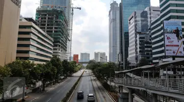 Suasana jalan protokol terlihat lengang di kawasan Kuningan, Jakarta, Kamis (16/7/2015). H-1 jelang Lebaran, situasi Ibukota Jakarta sudah sepi ditinggal warganya yang mudik ke kampung halaman. (Liputan6.com/Faizal Fanani)
