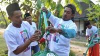Relawan Kiai Muda Jawa Timur Wajihuddin bersama tim relawan lainnya memberikan bantuan penerangan jalan kepada warga di di Desa Grebegan, Kabupaten Bojonegoro, (Istimewa)