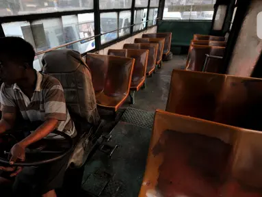 Hendri (45) sopir tembak Metromini 53 saat mencari penumpang di kawasan Otista, Jakarta, Selasa (12/11/2019). Jam hampir menunjukkan pukul 16.00, namun kursi-kursi belum juga terisi oleh 'penyewa', istilah sopir dalam menyebut penumpang. (merdeka.com/Iqbal Nugroho)