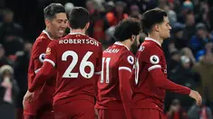 Pemain Liverpool, Roberto Firmino merayakan golnya ke gawang Swansea City pada laga pekan ke-20 Premier League di Stadion Anfield, Liverpool, Rabu (27/12). Dua gol Firmino membawa Liverpool meraih kemenangan lima gol tanpa balas. (Peter Byrne/PA via AP)