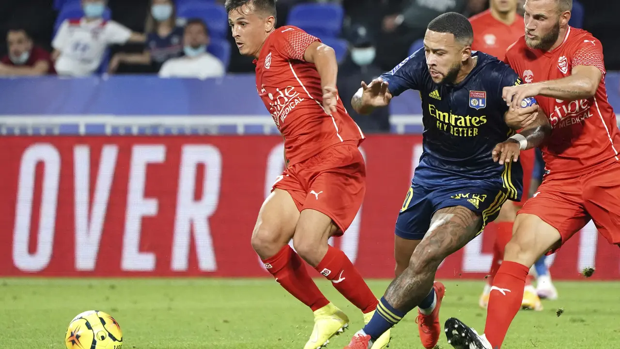 Memphis Depay Tak Berkutik, Lyon Ditahan Imbang Nimes