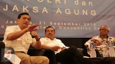 Menkpolhukam Luhut Binsar Panjaitan (kiri) memberikan pemaparan dihadapan Asosiasi Pengusaha Indonesia (Apindo) di Jakarta, Senin (21/9/2015). Pertemuan tersebut membahas kondisi keamanan dan ekonomi di Indonesia. (Liputan6.com/Angga Yuniar)