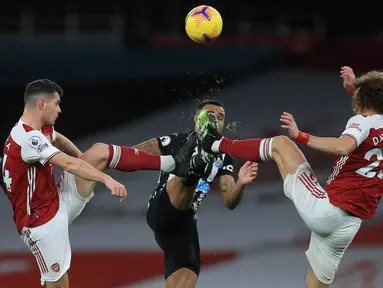 Pemain Arsenal Granit Xhaka (kiri) dan David Luiz (kanan) menghadang laju pemain Newcastle United dalam lanjutan pertandingan Liga Inggris. (Foto: AFP/Pool/Adam Davy)