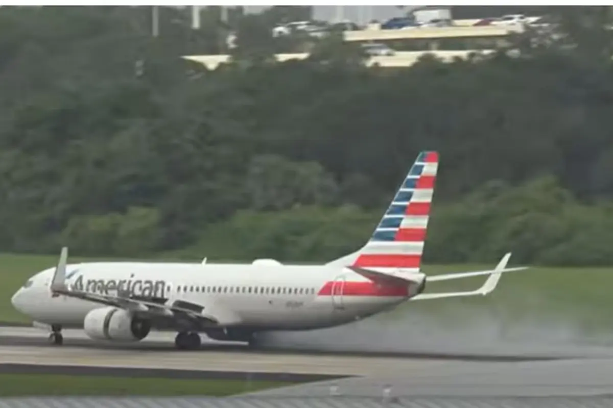 Ban meledak di pesawat American Airlines menuju Phoenix dari Bandara Internasional Tampa pada Rabu (10/7/2024) pagi. [Tangkapan layar Kapten Steven Markovich di YouTube]