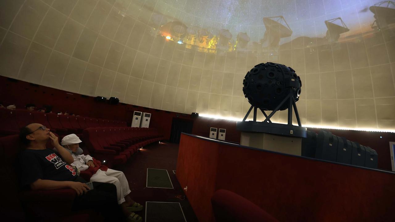 FOTO: Libur Natal Warga Kunjungi Planetarium Jakarta yang Kembali Dibuka