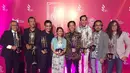 Festival Film Indonesia (FFI) berlangsung di Grand Kawnua International City, Manado, Sulawesi Utara pada Sabtu 11 November 2017. Film Terbaik berhasil dimenangkan oleh Night Bus. (instagram/Darius_sinathrya)