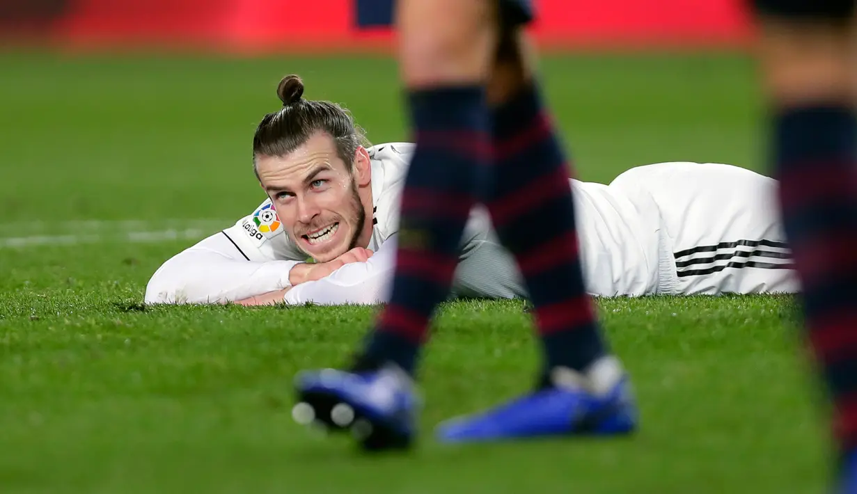 Gelandang Real Madrid Gareth Bale terjatuh di lapangan saat bertanding melawan Barcelona pada leg pertama semifinal Copa del Rey di Stadion Camp Nou, Barcelona, Spanyol, Rabu (6/2). Pertandingan berakhir 1-1. (AP Photo/Manu Fernandez)