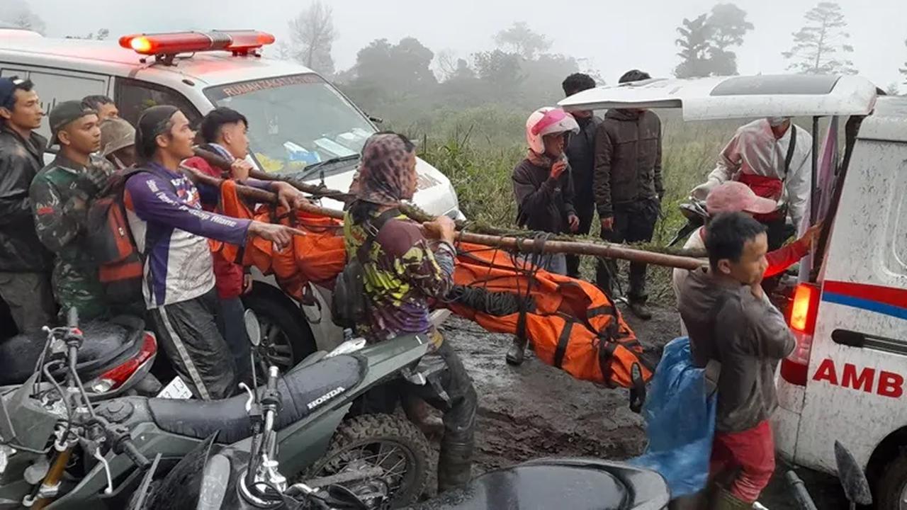 Ade menilai secara keseluruhan pembukaan jalur pendaki untuk wisatawan itu diduga melanggar hukum karena menyebabkan kehilangan nyawa orang.<br>