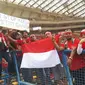 Ratusan TKI Indonesia berhenti bekerja untuk hanya demi menonton Timnas Indonesia melawan Kamboja pada leg terakhir Grup B di Stadion Bukit Jalil, Malaysia, (24/8/2017). (Bola.com/Nicklas Hanoatubun)