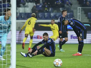 Para pemain Atalanta terlihat tertunduk lesu setelah Villarreal mencetak gol dalam pertandingan Grup F Liga Champions di Bergamo, Italia, Jumat (1/12/2021). Villarreal mengalahkan tuan rumah Atalanta dengan skor 3-2. (Spada/LaPresse via AP)