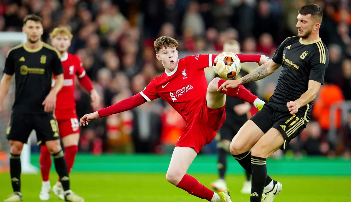 Empat gol pertama Liverpool masing-masing dicetak Darwin Nunez pada menit ke-7, Bobby Clark (8'), Mohamed Salah (10'), dan Cody Gakpo (14'). (AP Photo/Jon Super)