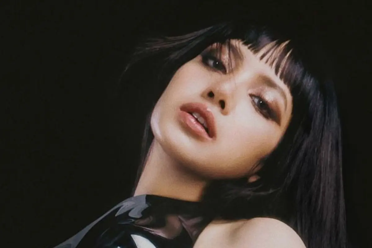 Penampilan Lisa Blackpink berambut poni saat umumkan LLOUD berkolaborasi dengan RCE Records
