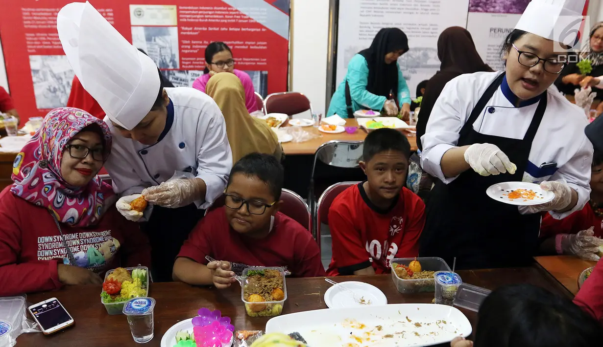 Komunitas penyandang disabilitas, down syndrome, dan rungu wicara mengikuti program kreativitas menghias Bekal Nusantara di Museum Naskah Proklamasi, Jakarta, Sabtu (14/9/2019). Kegiatan ini untuk menjadi wadah kreativitas sekaligus edukasi sejarah-sejarah proklamasi. (Liputan6.com/JohanTallo)