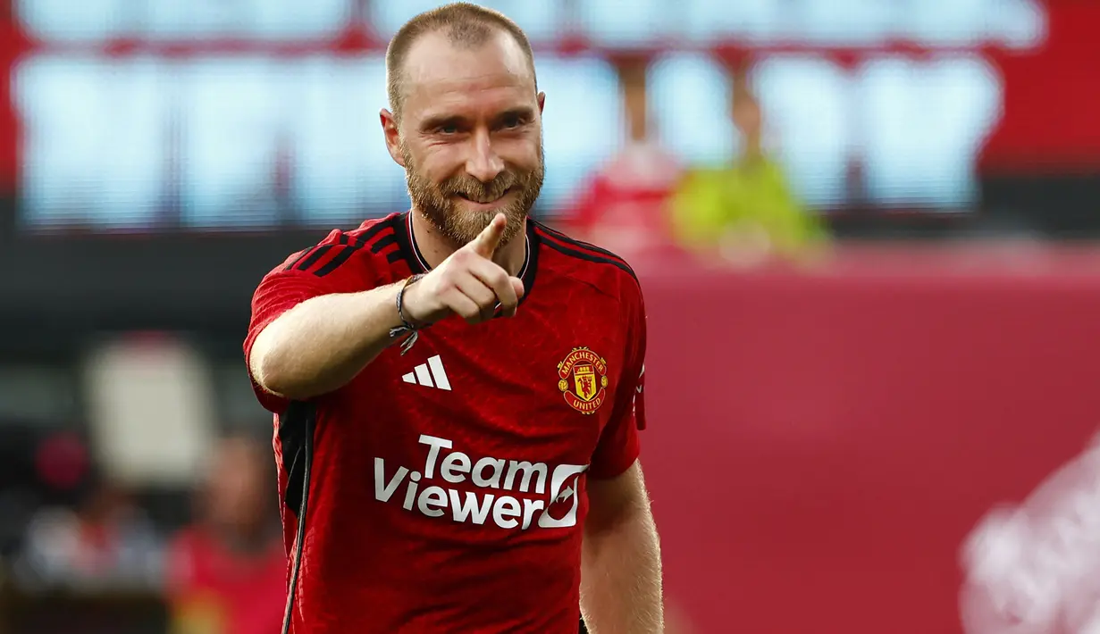 Selebrasi gelandang Manchester United, Christian Eriksen setelah menjadi penentu kemenangan timnya atas Arsenal dalam babak adu penalti pada laga pramusim 2023/2024 di MetLife Stadium, New Jersey, USA, Minggu (23/7/2023) pagi WIB. (AFP/Getty Images/Rich Schultz)