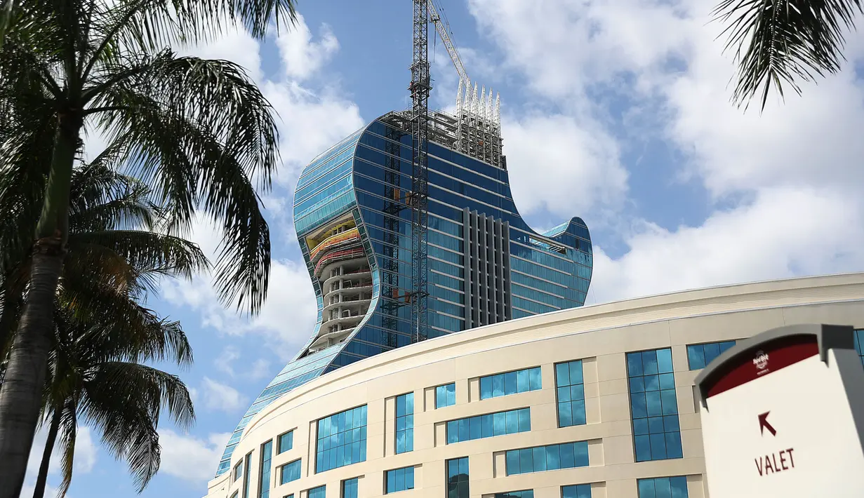Hotel Hard Rock setinggi 400 kaki terlihat selama dibangun di Hollywood, Florida (24/5/2019). Proyek perluasan serta pembangunan casino yang berlokasi di Tampa juga menelan biaya sekitar 2,2 miliar dollar Amerika Serikat.