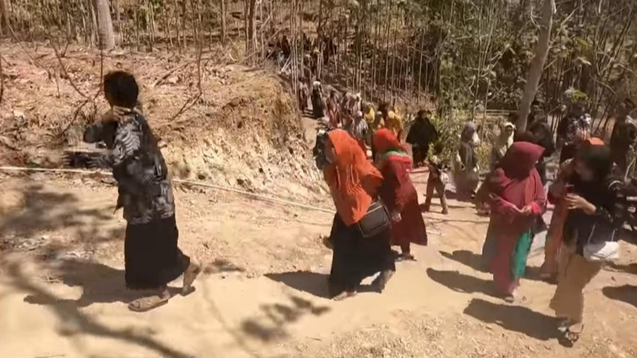 Melihat Prosesi Hajatan Mantu di Desa Terpencil Wonogiri, Iring-Iringan Pengantin Harus Jalan Kaki Naik Turun Bukit