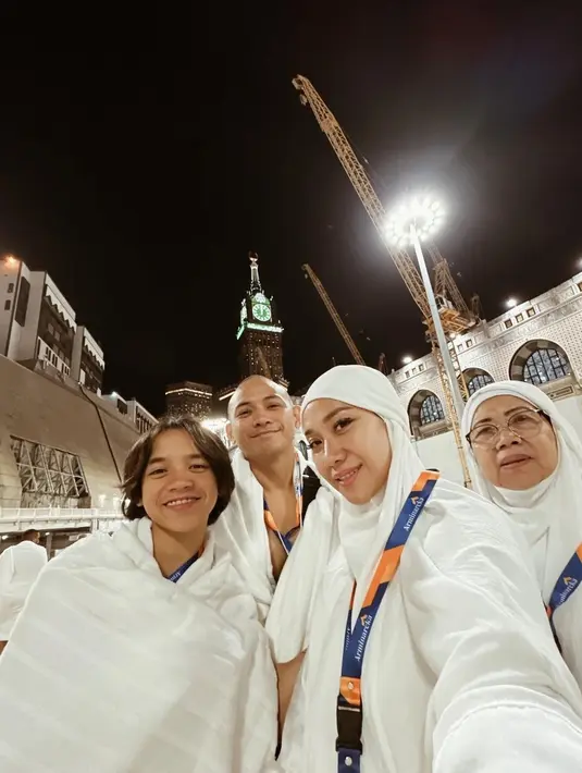 Ibunda Ashraf Sinclair itu turut menjalani ibadah umrah bersama Bunga Citra Lestari, Noah dan suami baru BCL tersebut. [instagram/itsmebcl]
