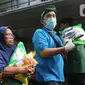 Warga membeli sembako pada Operasi Pasar di Pasar Palmerah, Jakarta, Jumat (20/3/2020). Sugar Group Companies bersama Bulog menjalankan program Gerakan Stabilisasi Pangan dengan harga murah menyusul merebaknya virus Corona atau COVID-19 di Indonesia. (Liputan6.com/Fery Pradolo)