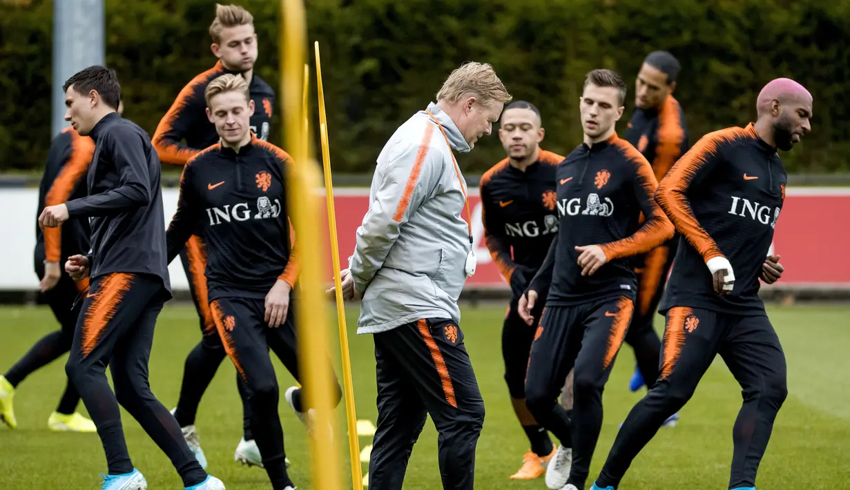 Pelatih Belanda, Ronald Koeman (tengah) menyaksikan pemainnya berlatih di Zeist (9/10/2019). Timnas Belanda akan bertanding melawan Irlandia Utara pada grup C kualifikasi Euro 2020 di Stadion Feijenoord. (Koen van Weel/ANP/AFP)