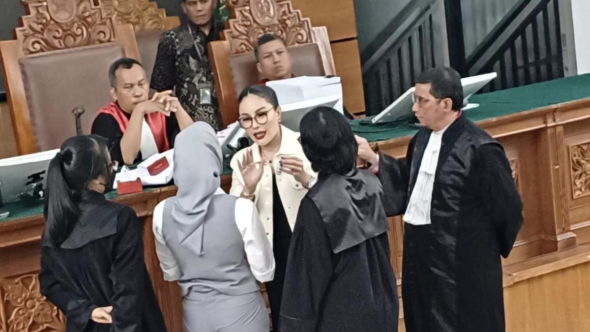 Drama di Pengadilan! Nikita Mirzani dan Reza Gladys Bertemu untuk Pertama Kalinya, Persidangan Memanas!