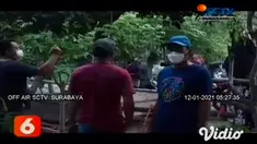 Warga di Banyuwangi, Jawa Timur, dikejutkan dengan temuan ular piton sepanjang 5 meter di pemukiman warga, Minggu sore (10/1). Meski lemas karena kekenyangan usai memangsa korban, ular tersebut menyerang warga yang menangkapnya.