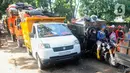 Antrean truk pun mengular hingga memenuhi jalan menuju TPA Cipayung. (merdeka.com/Arie Basuki)